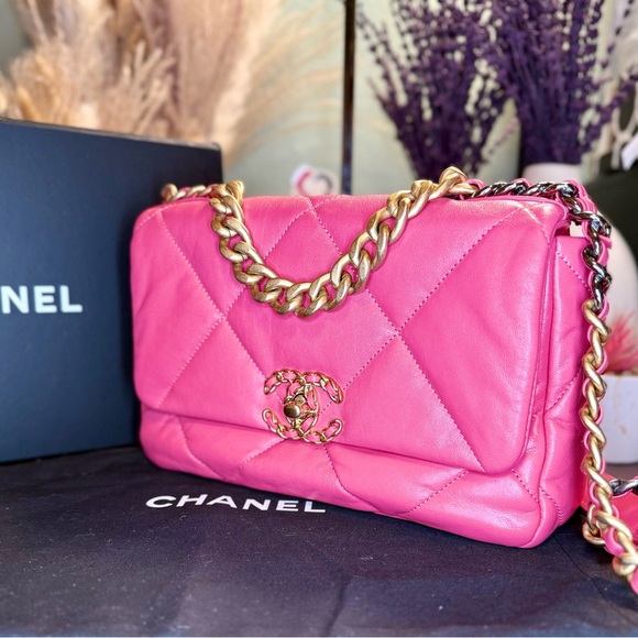 EUC CHANEL 19 Quilted Lambskin Leather Flap Bag in Shiny Pink - Picture 3 of 15